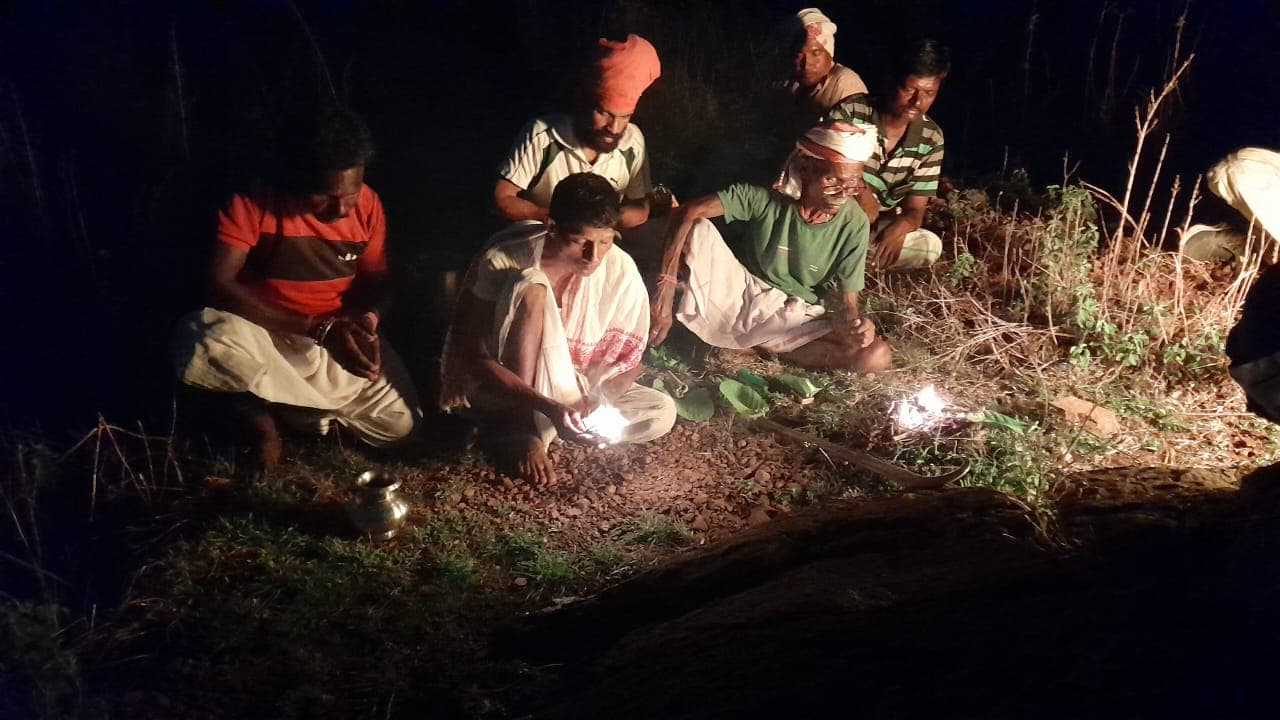 दलमा राजा राकेश हेंब्रम ने वन देवी-देवताओं की पूजा अर्चना की, मांगी शिकार पर्व खेलने की अनुमति