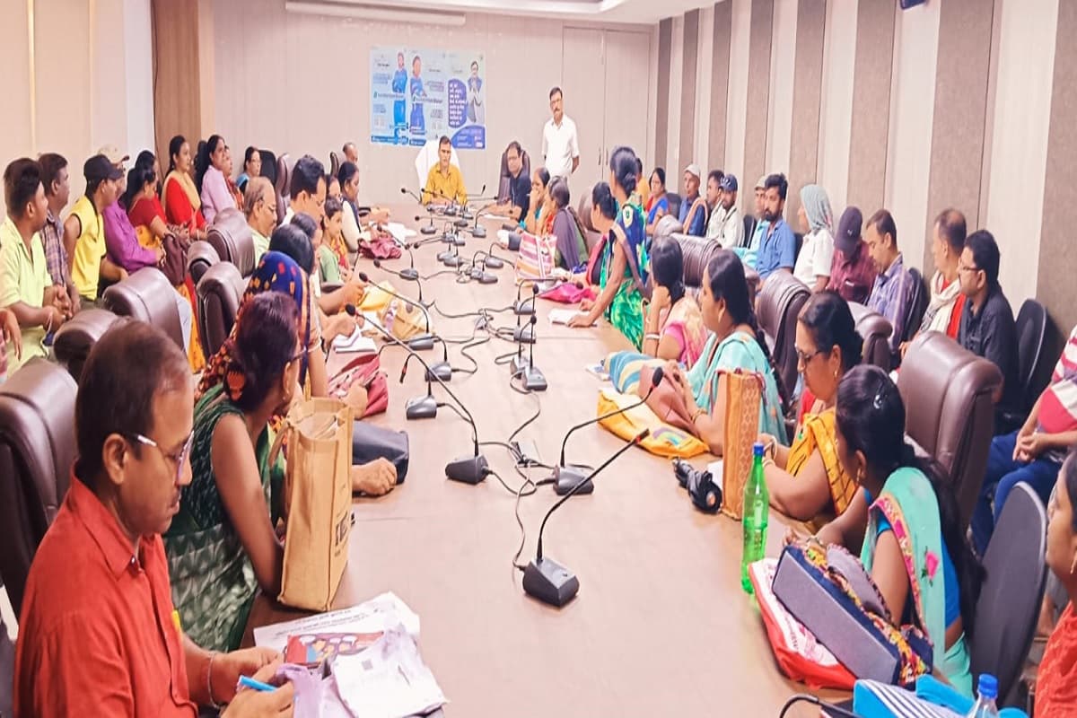 देवघर के 21 बूथों में 60 फीसदी से कम वोटरों को मिली मतदाता पर्ची, दो दिनों में वितरण कार्य पूरा करने का निर्देश