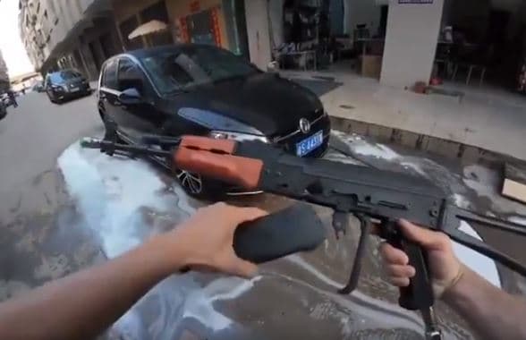 Viral Video: ऐसे AK47 से कौन 'कार वॉश' करता है भाई…!