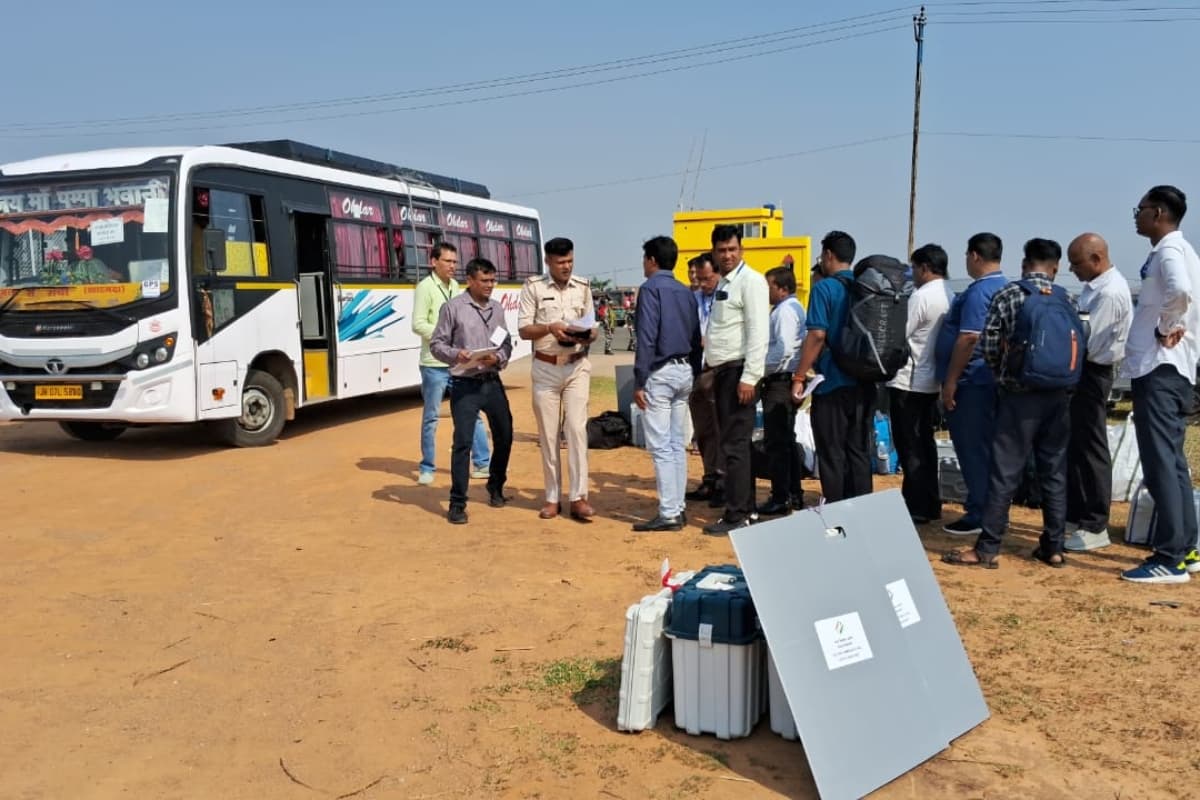 Lok Sabha Election 2024: गुमला में तीन मतदानकर्मी पुलिस हिरासत में, ये है वजह