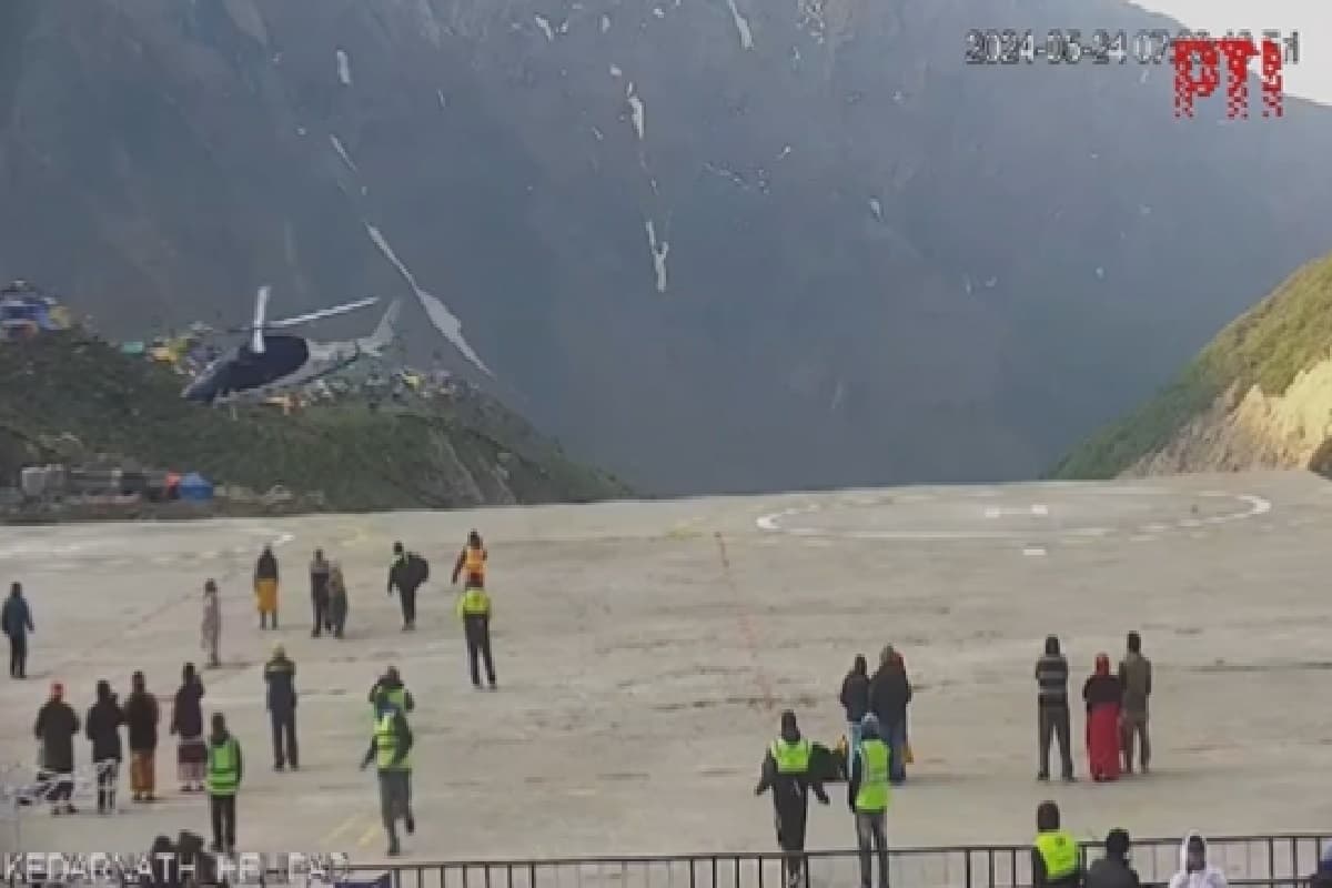 केदारनाथ में हेलीकॉप्टर की इमरजेंसी लैंडिंग, देखें वीडियो