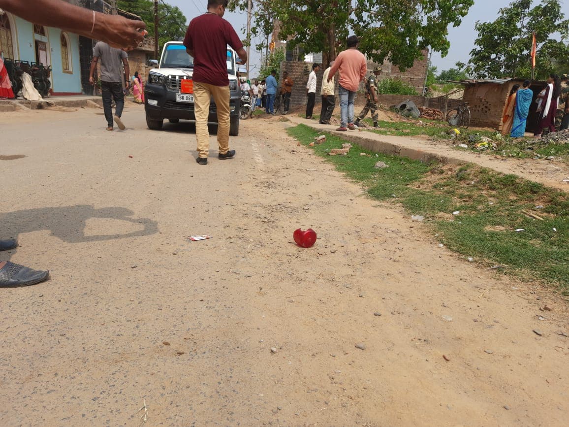 बिहार: मुंगेर में वोटिंग के दौरान पुलिस-पब्लिक में टकराव, पत्थरबाजी में एक जवान जख्मी, हिरासत में लिए गए दो लोग