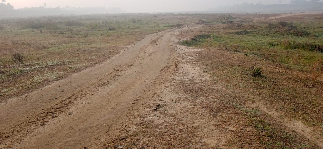 Exclusive: सिंहनान से घोघाबियर, 13 किमी तक खनन पर रोक, फिर भी माफियाओं ने उठाया अरबों का बालू