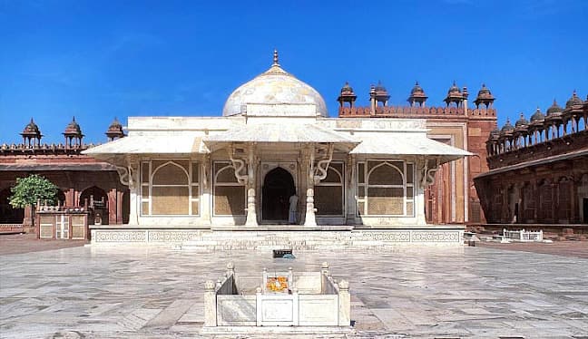 UP News: फतेहपुर सीकरी कामाख्या मंदिर या फिर दरगाह, आगरा की कोर्ट में याचिका दाखिल