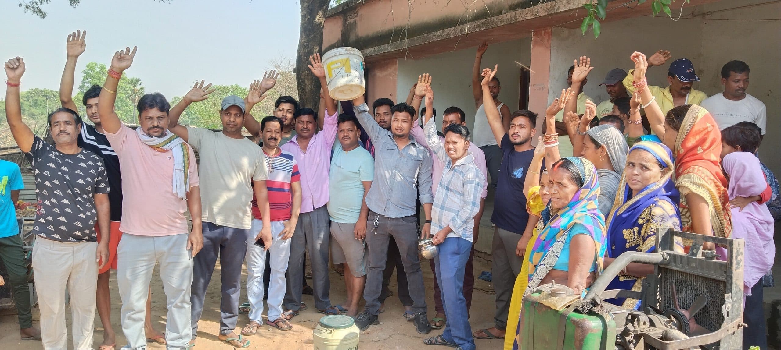 -जल संकट को लेकर ग्रामीणों ने हाथों में लोटा-बाल्टी लेकर किया प्रदर्शन