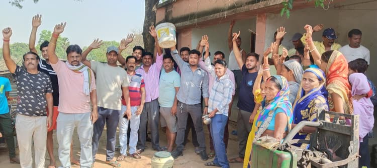 -जल संकट को लेकर ग्रामीणों ने हाथों में लोटा-बाल्टी लेकर किया प्रदर्शन