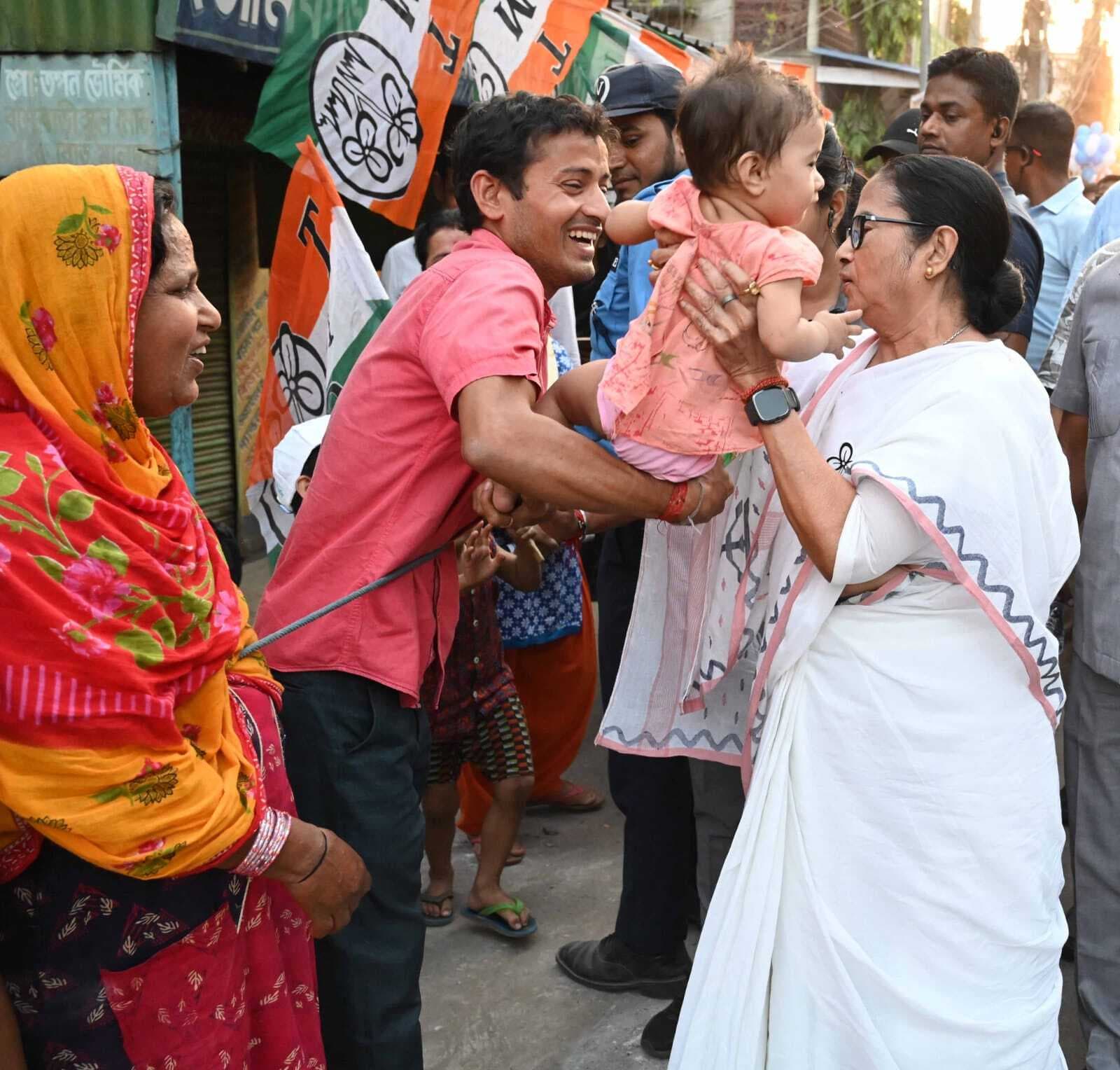 उपयोगिता प्रमाणपत्र पर झूठ फैला रहे हैं भाजपा नेता : ममता