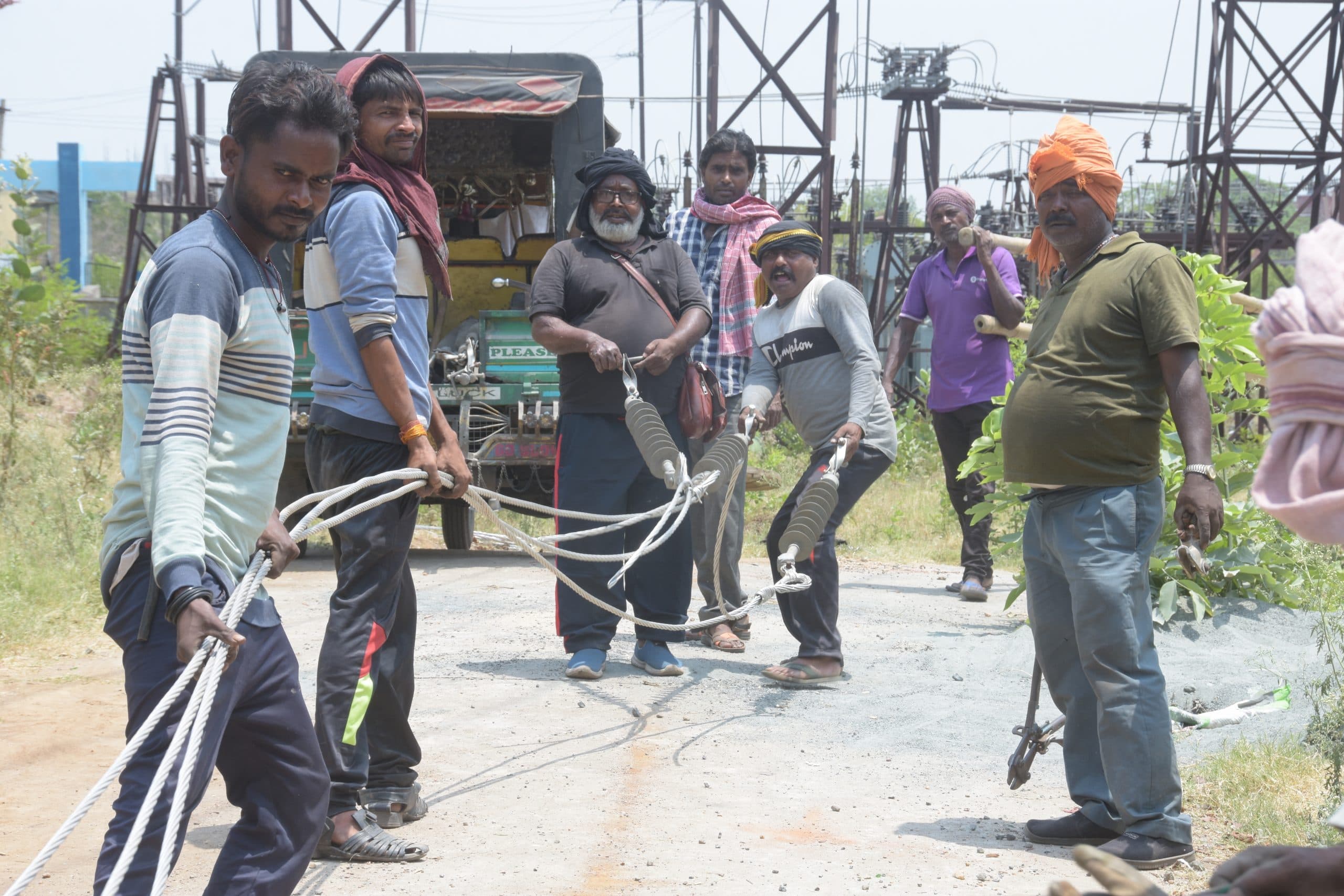इन श्रमवीरों के बदौलत रोशन हैं हमारे घर