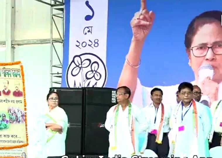 फरक्का की सभा में ममता बनर्जी ने की बीजेपी व अधीर रंजन चौधरी की कड़ी निंदा