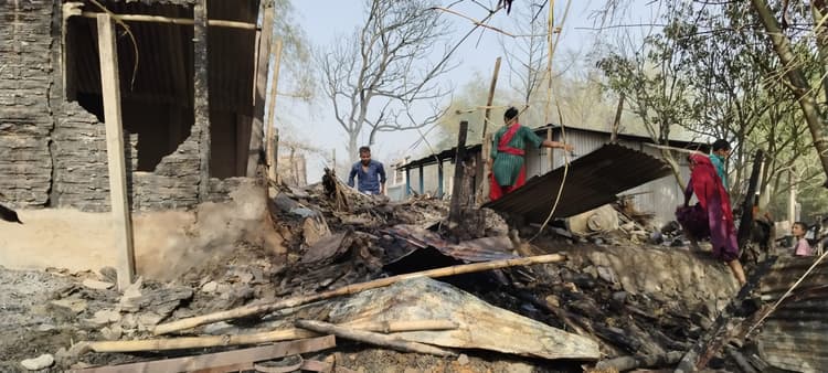 अमौर में आग का कहर, दो सटे गांव के 150 घर जले, लाखों की क्षति