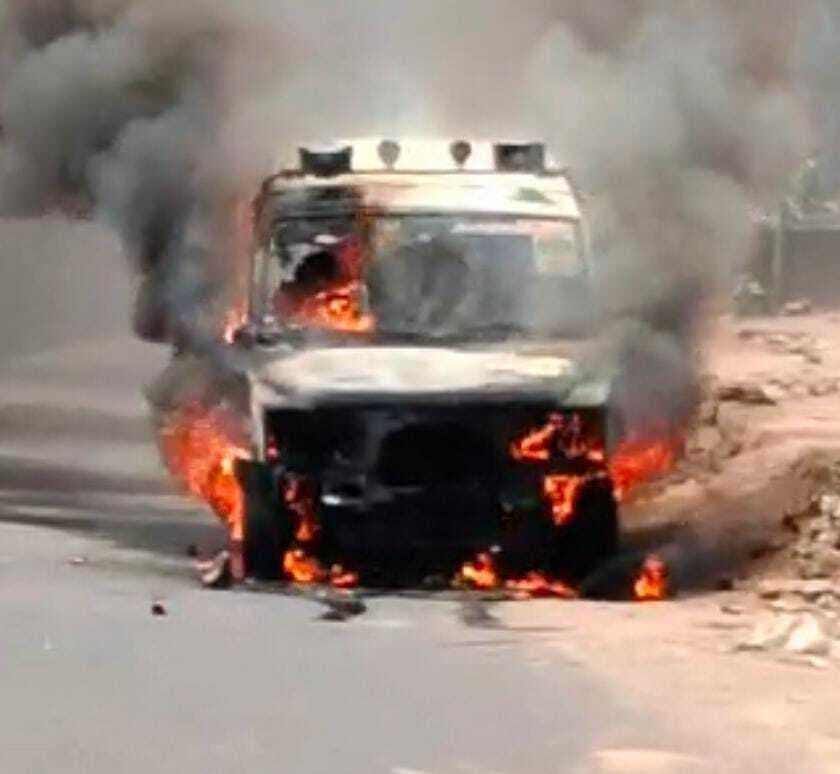 भूमि सुधार अपर समाहर्ता बाल-बाल बचे, चलती गाड़ी में लगी आग