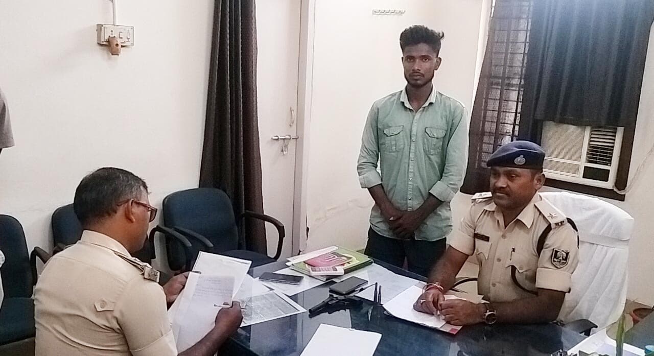 घर से देसी कट्टा एवं दो जिंदा कारतूस किया जब्त, युवक गिरफ्तार