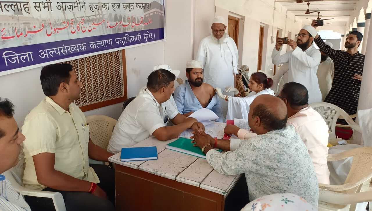 स्वास्थ्य विभाग की ओर से 19 हज यात्रियों का लगाया गया मेनेंजाइटिस का टीका