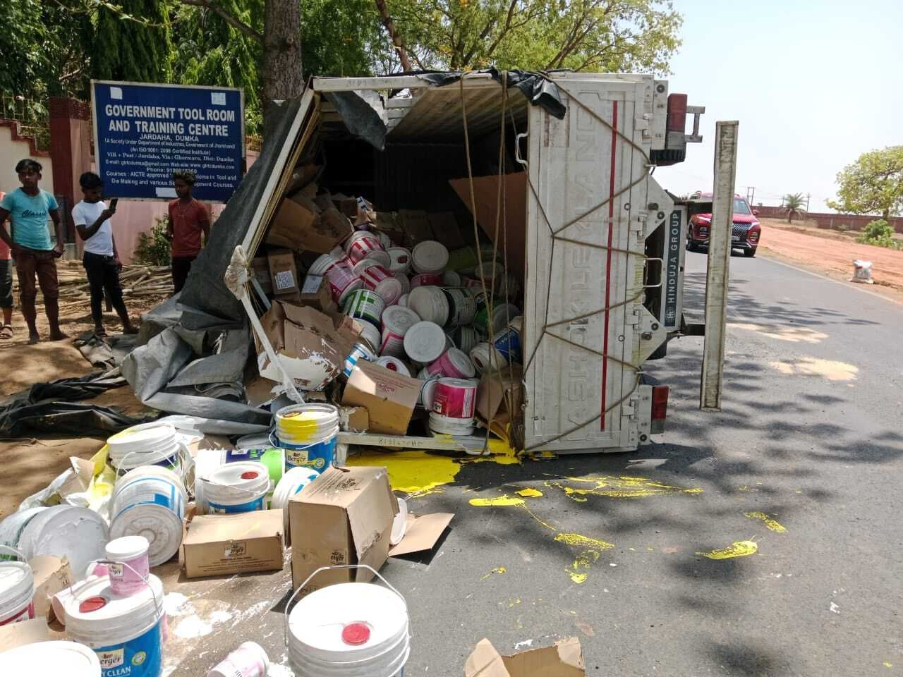 तालझारी  में मिनी ट्रक के धक्के से बाइक सवार गंभीर, रेफर