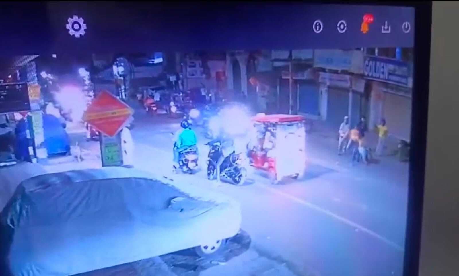 स्वर्ण व्यवसायी से 10 लाख रुपये की लूट, मारपीट के बाद एक लुटेरे को पकड़ा, बाकी तीन फायरिंग करते हुए फरार