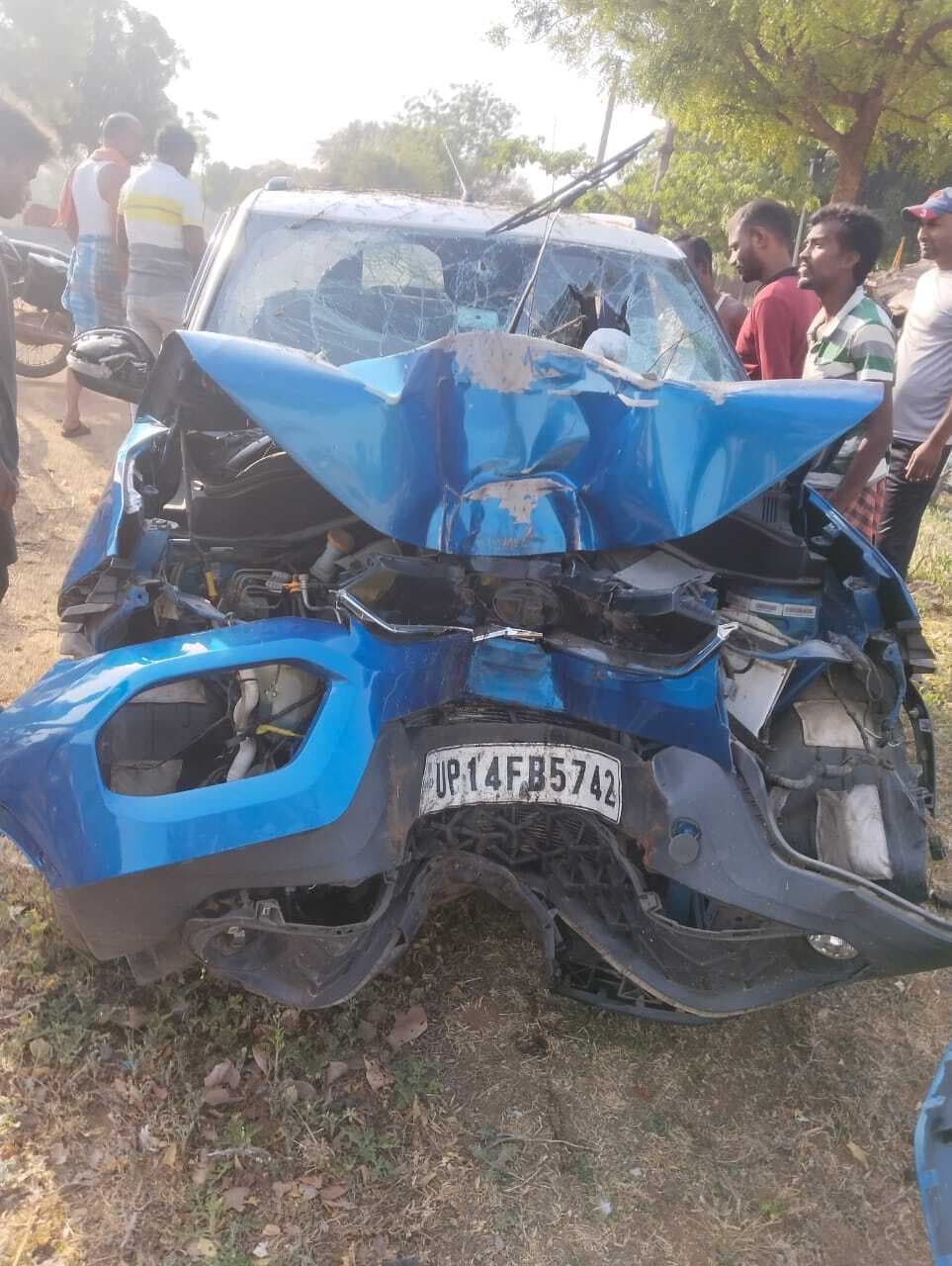 कार का संतुलन बिगड़ने से पेड़ से टकरायी, चालक की हुई मौत व चार गंभीर रूप से घायल