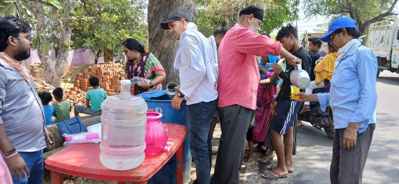 गर्मी में राहगीरों को पिलाया गया शरबत-पानी
