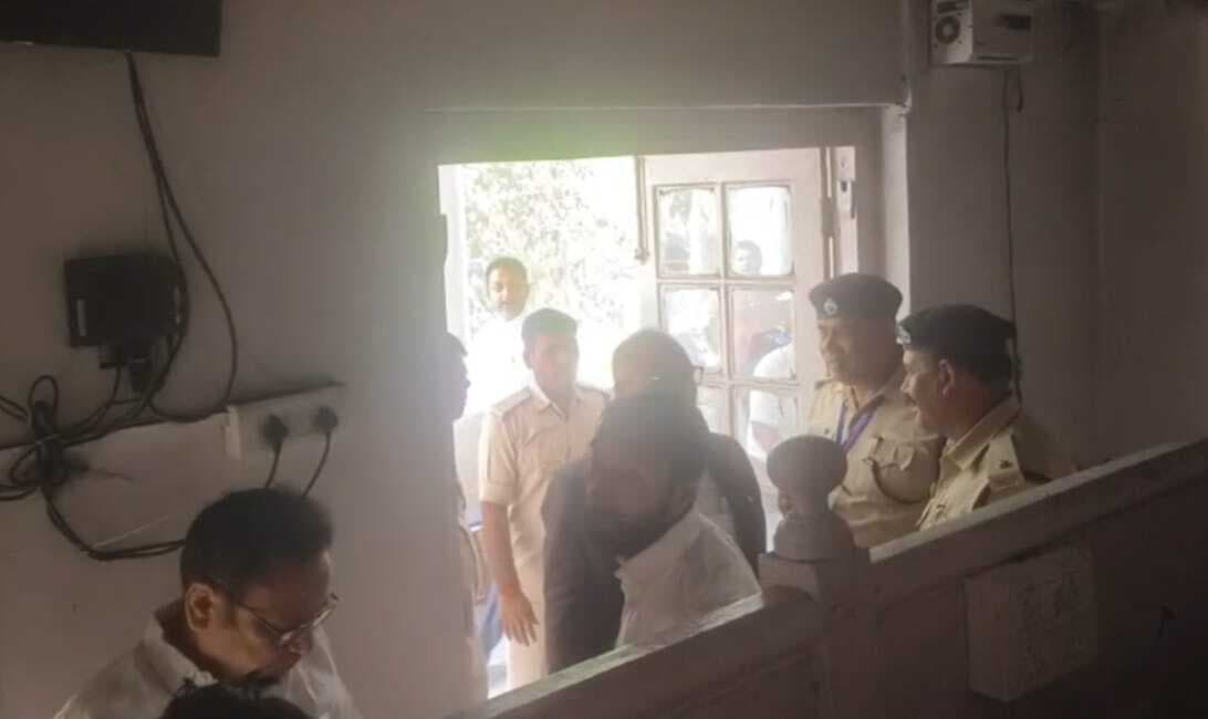 जिला जज के न्यायालय कक्ष में शाॅर्ट सर्किट से एसी में लगी आग