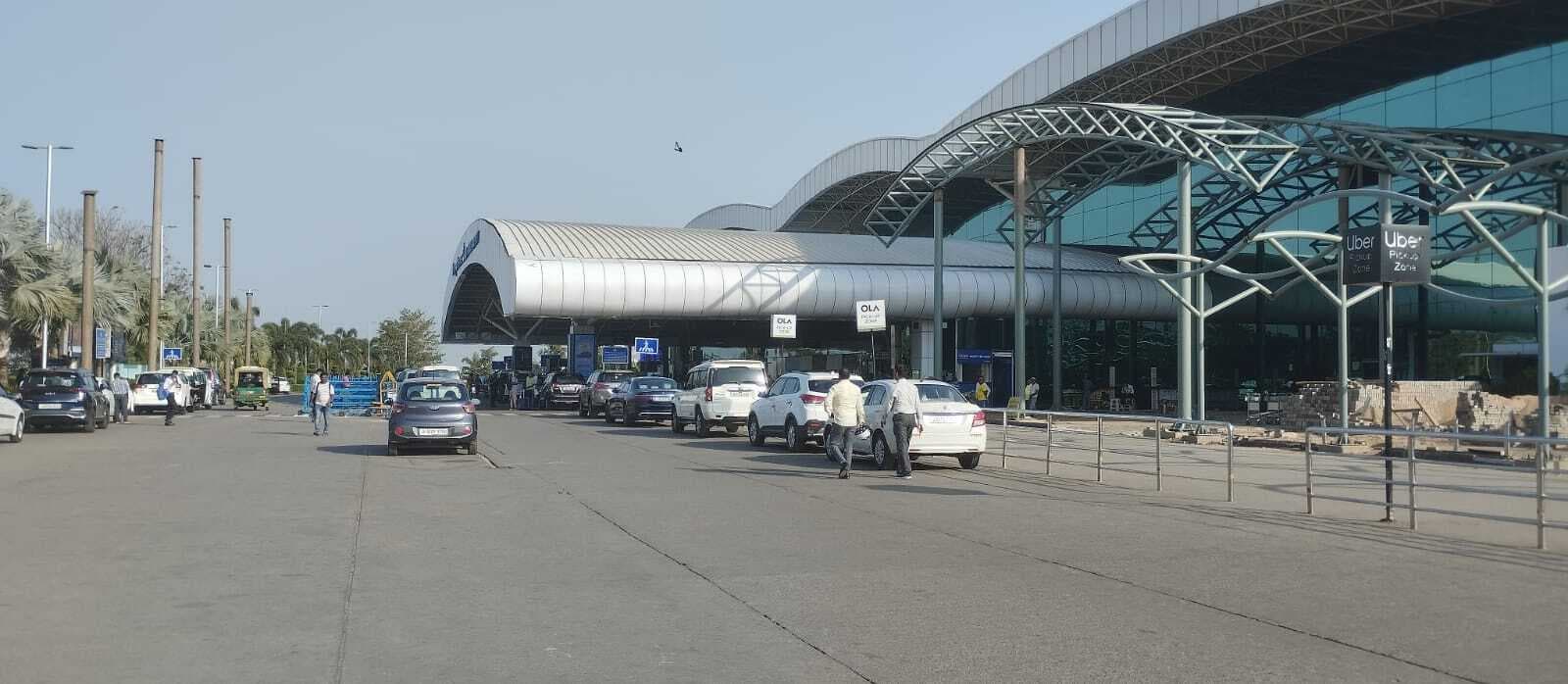 एयरपोर्ट में बदली पार्किंग व्यवस्था, अब टर्मिनल भवन के पास नहीं लग रहा वाहनों का जमावड़ा