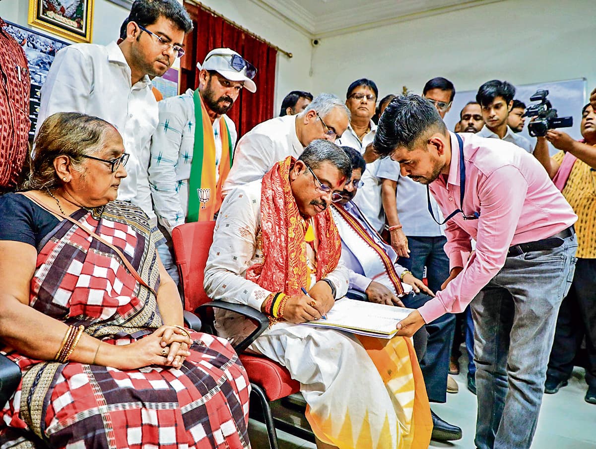 संबलपुर लोकसभा सीट से केंद्रीय मंत्री धर्मेंद्र प्रधान ने दाखिल किया नामांकन पत्र