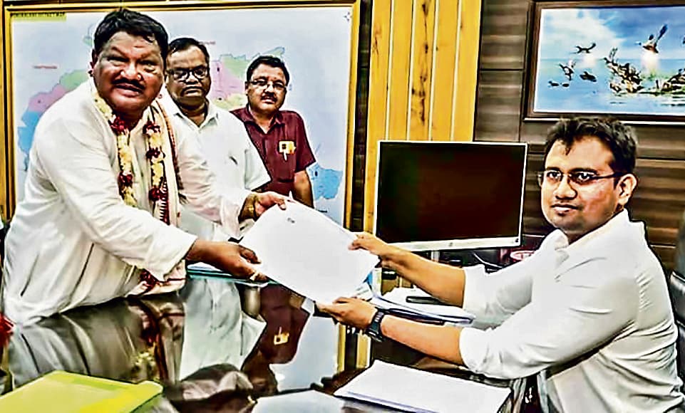 सुंदरगढ़ लोस सीट : भाजपा से जुएल ओराम, कांग्रेस के जनार्दन देहुरी ने भरा नामांकन