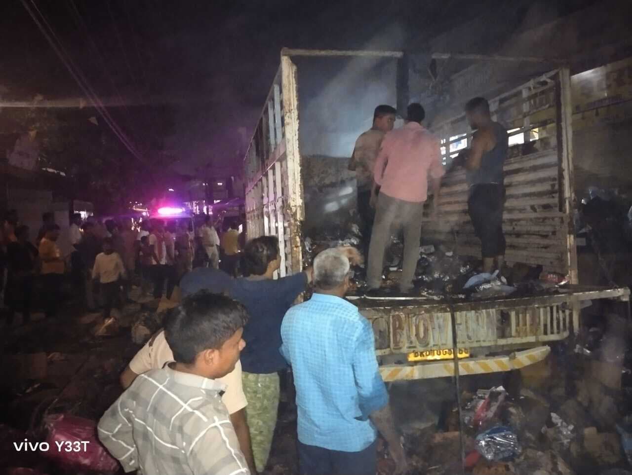 प्लास्टिक के सामान लदे ट्रक में लगी आग, सारा सामान राख