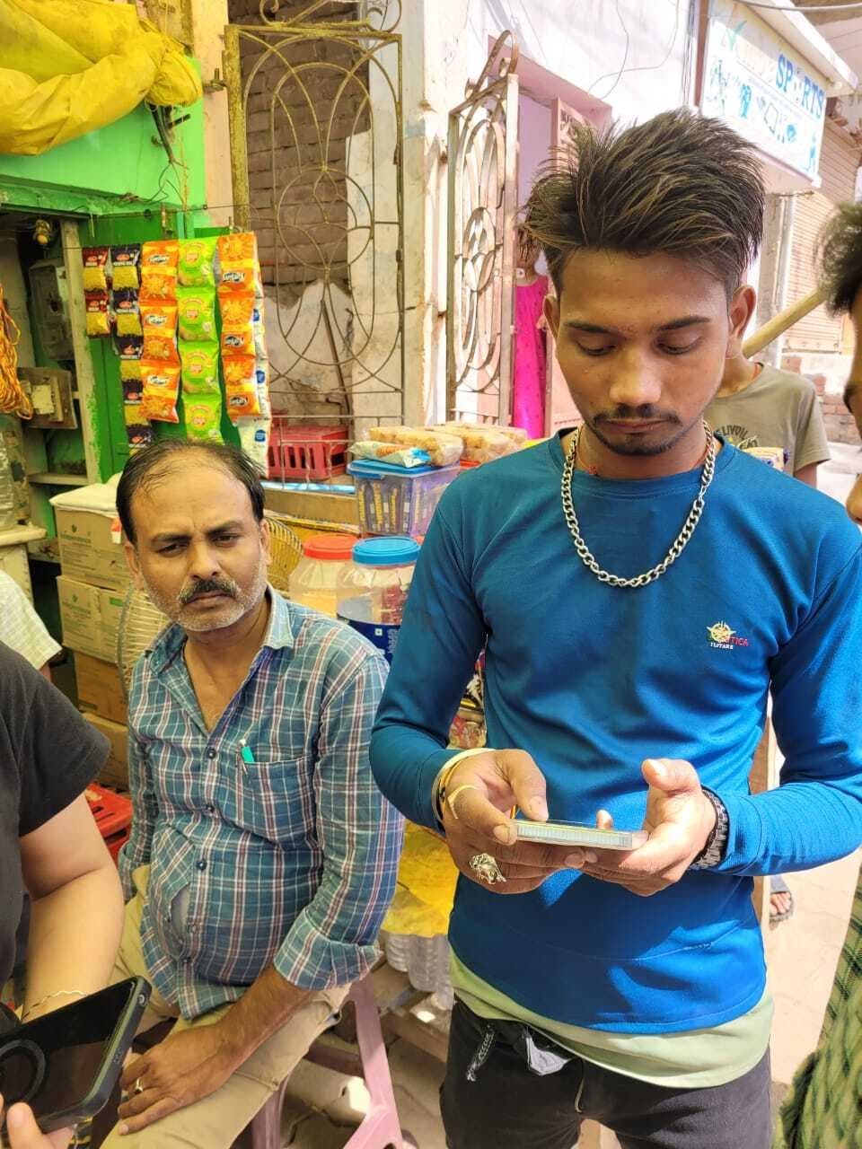 मद्य निषेध पुलिस की कार ने बाइक सवार को मारा धक्का, हंगामा