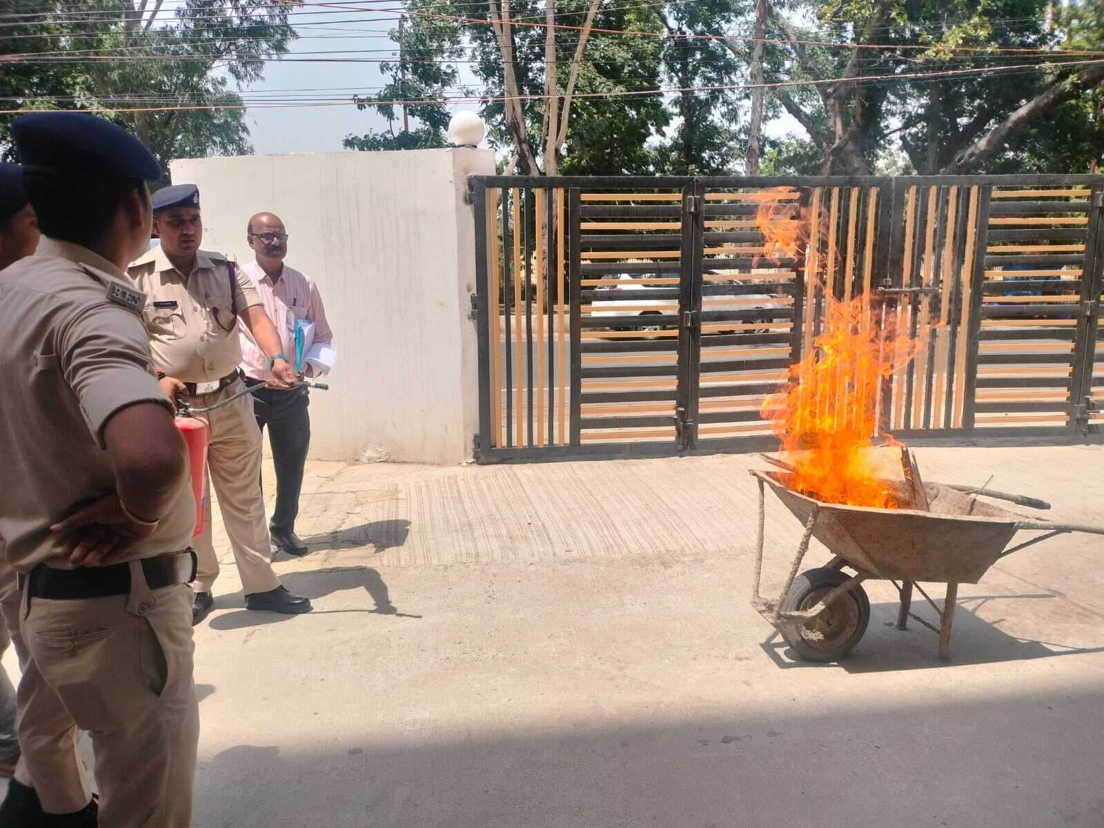 फायर ब्रिगेड की टीम ने कंट्रोल एंड कमांड सेंटर के कर्मचारियों को अग्नि से बचाव की दी ट्रेनिंग