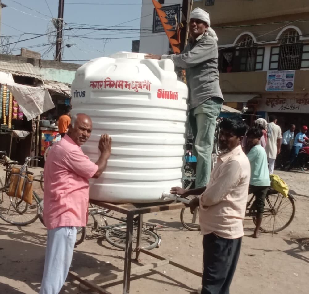 चौक - चौराहा पर की जा रही पेयजल की व्यवस्था