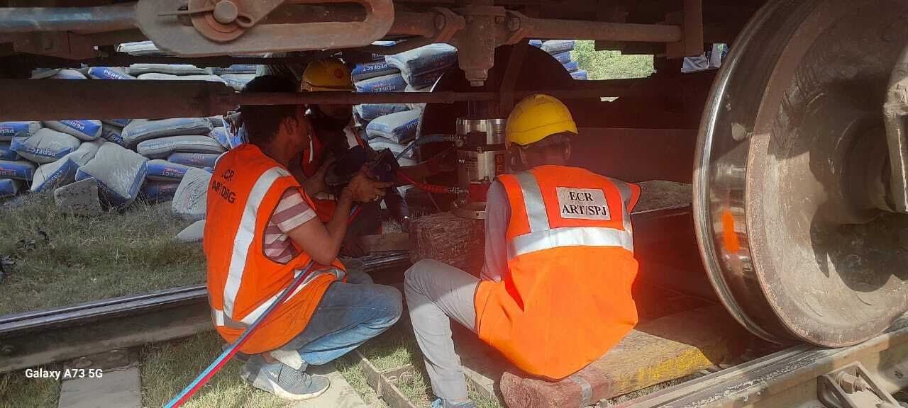 ट्रेन के तीन कोच बेपटरी होने से दरभंगा- सकरी रोड में 10 घंटे से अधिक समय तक बाधित रहा आवागमन