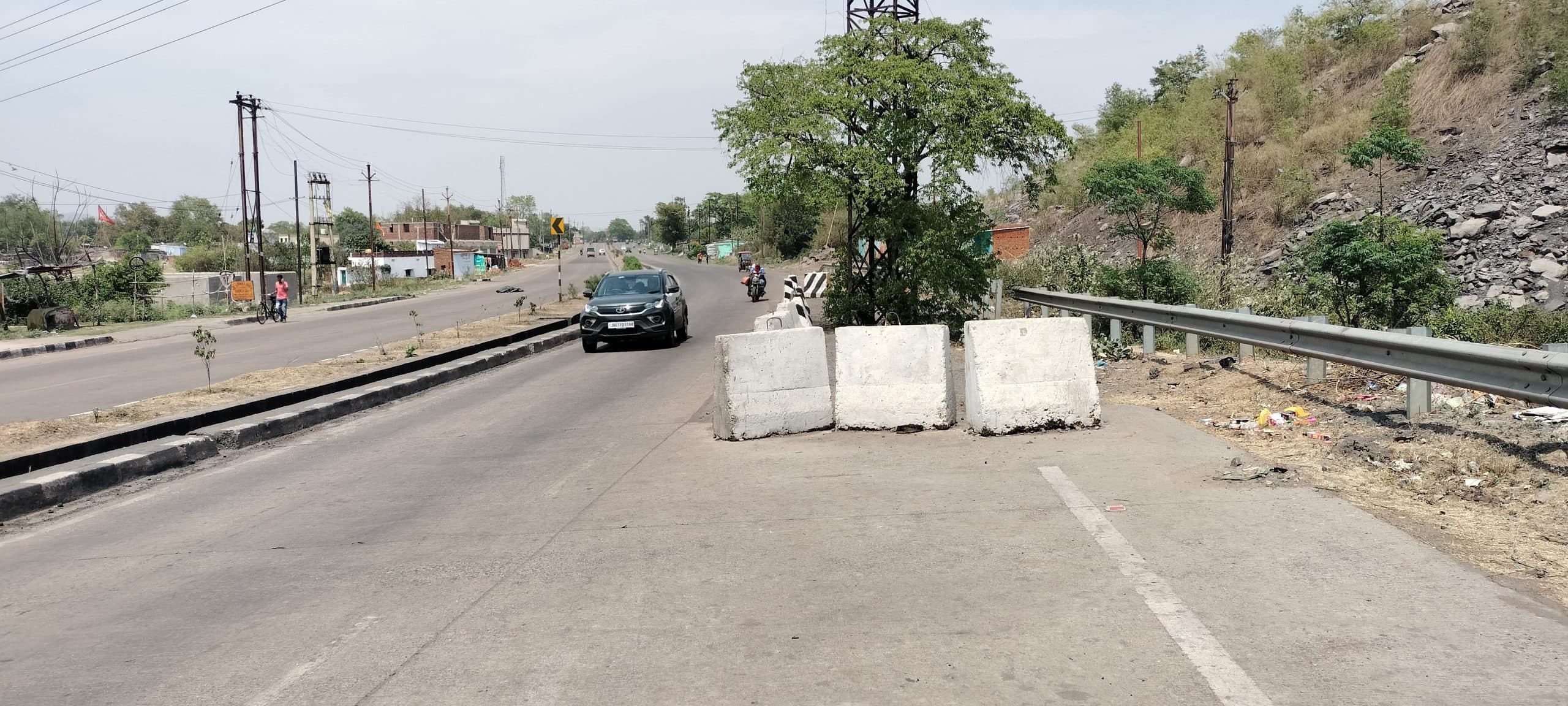 भटमुड़ना में सड़क पर लगी बैरिकेडिंग बन गया डेंजर जोन