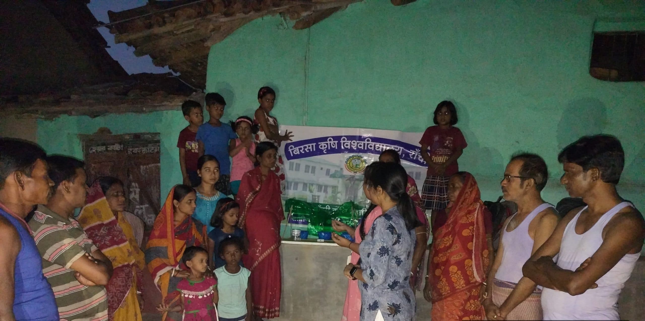 छात्राओं ने बायोफ्लॉव टैंक में मछली पालन का बताया तरीका