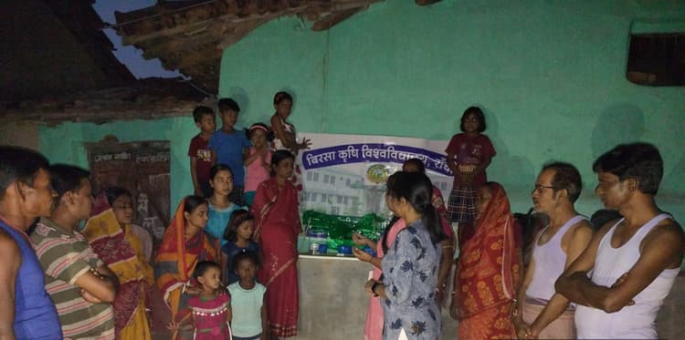 छात्राओं ने बायोफ्लॉव टैंक में मछली पालन का बताया तरीका