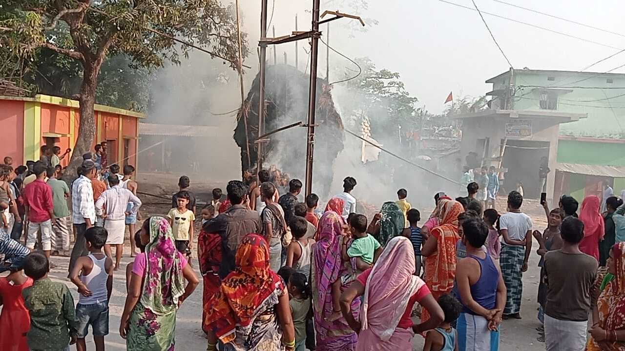 पुआल की ढेर में आग लगने से मची अफरा-तफरी