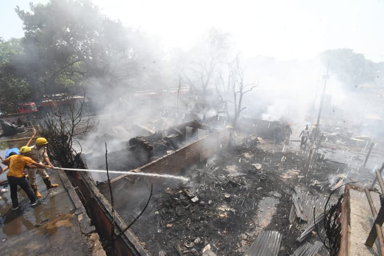 Patna : खाना बनाने के दौरान लगी भीषण आग, 50 से अधिक झोंपड़ियां जलकर राख, 15 से अधिक सिलिंडर ब्लास्ट