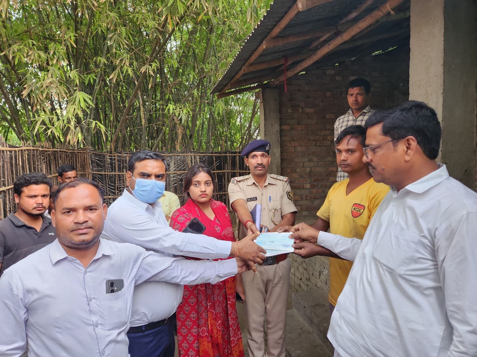 गैस सिलेंडर से लगी आग में मारे गये लोगों के आश्रितों को मिला चेक