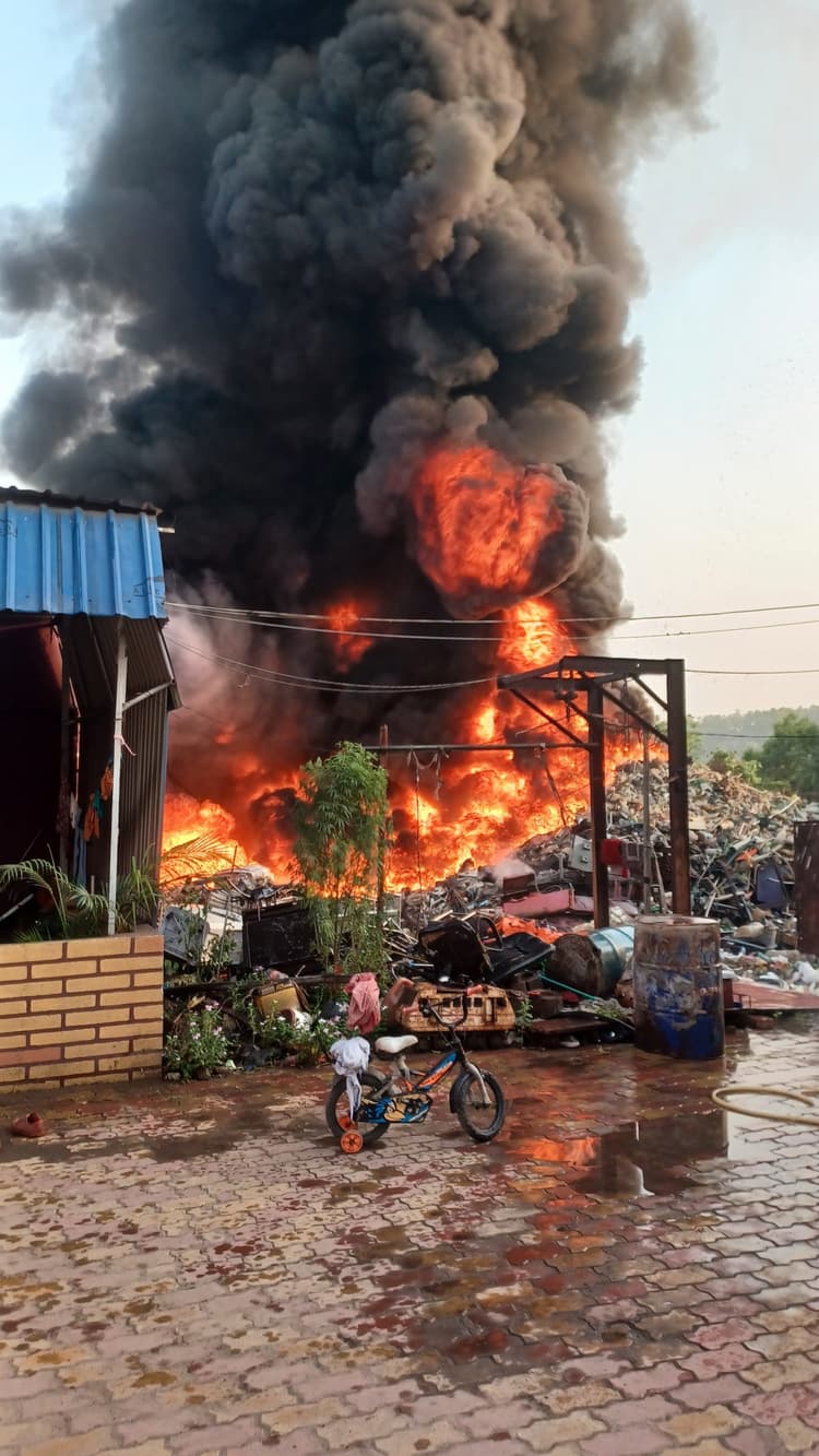 चिरकुंडा में कचरा गोदाम में लगी भीषण आग, 12 लाख की संपत्ति जली