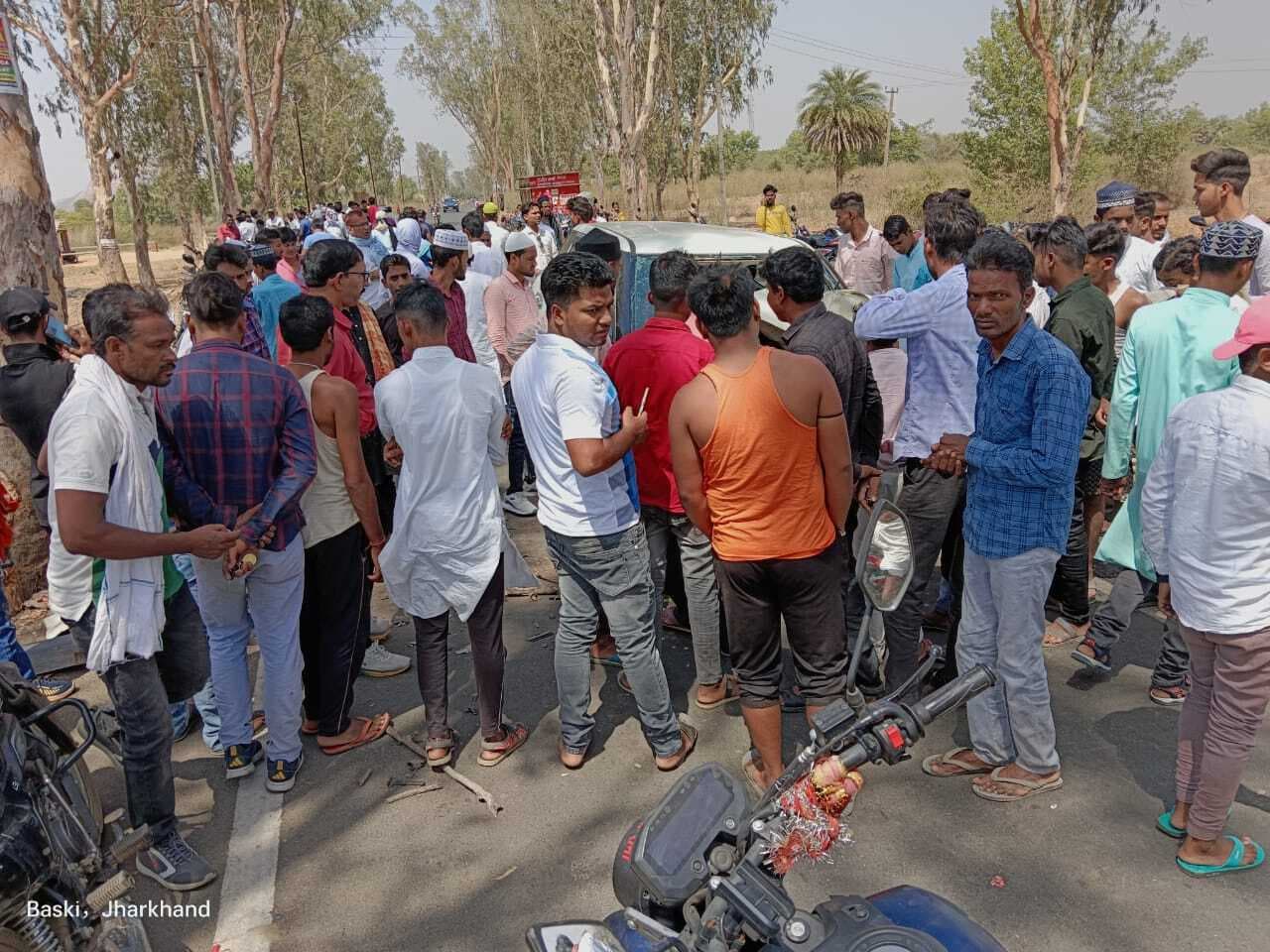 तेज रफ्तार कार पेड़ से टकरायी, एक युवक की मौत घायल का चल रहा इलाज