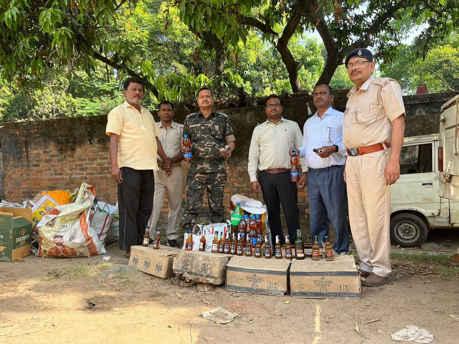 सरकारी दुकान का कर्मचारी घर में बनाता था नकली शराब