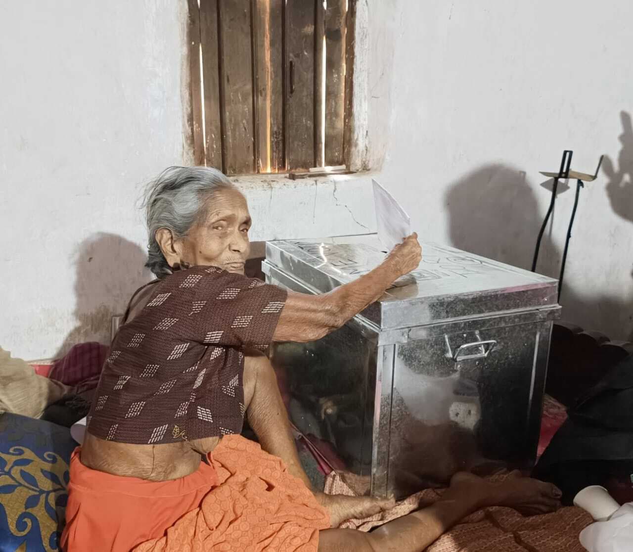 तोरपा में दिव्यांग महिलाओं ने की होम वोटिंग