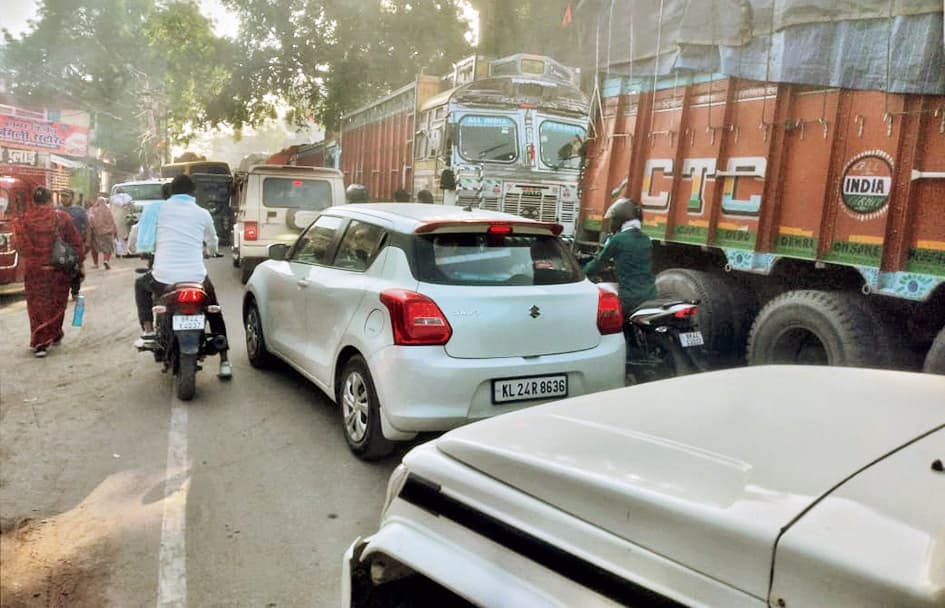 नगर के सिंडिकेट पर ओवरलोड ट्रक बीचों-बीच फंस जाने से सुबह 5 बजे ही से ही लग गयी जाम