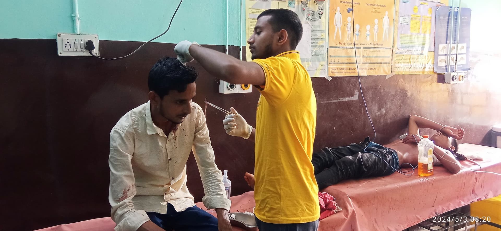 बदमाशों ने दो युवकों को चाकू मारकर किया घायल, एक रेफर