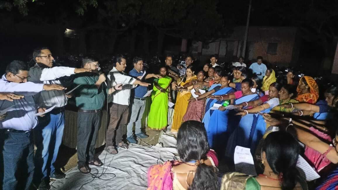 संध्या चौपाल में मतदाताओं को मतदान के लिए दिलायी गयी शपथ