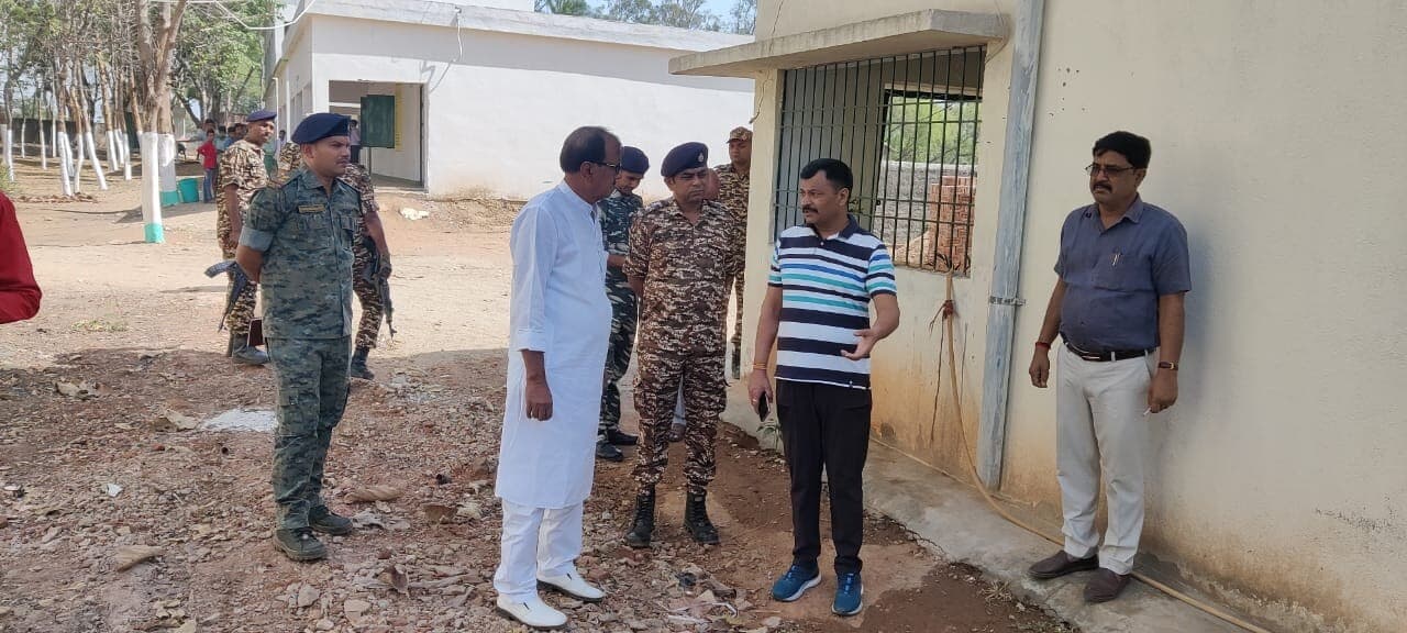 सीआरपीएफ के डीआइजी ने लिया स्कूली भवनों का जायजा