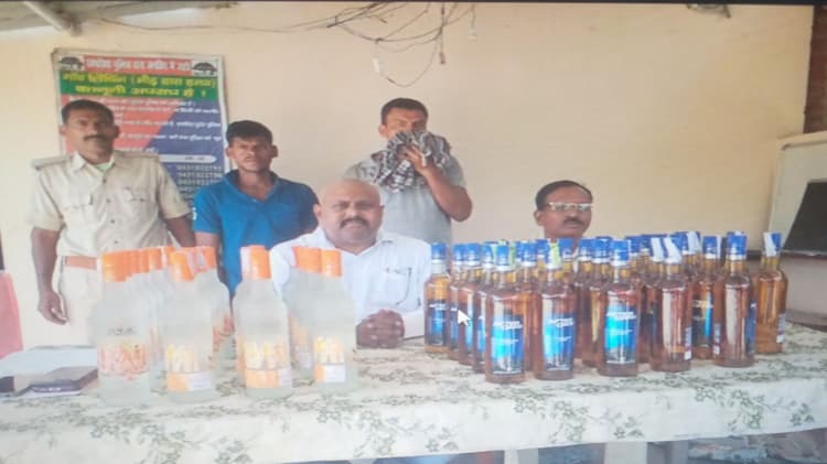 40 लीटर अंग्रेजी शराब के साथ दो कारोबारी गिरफ्तार, दो बाइक जब्त
