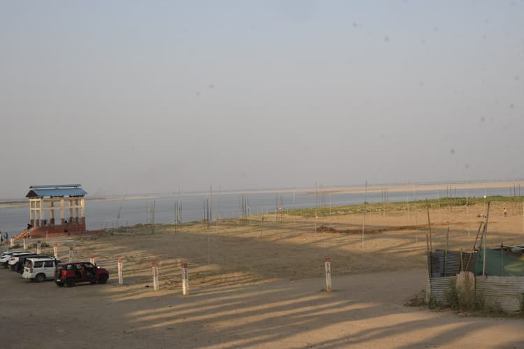 Patna : वोटर जागरूकता लीग के लिए जेपी सेतु के पास मैदान तैयार, सीमेंट कंक्रीट के पिच पर होंगे मैच