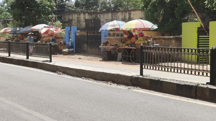 बरियातू रोड में बंद किये गये 14 अनावश्यक कट