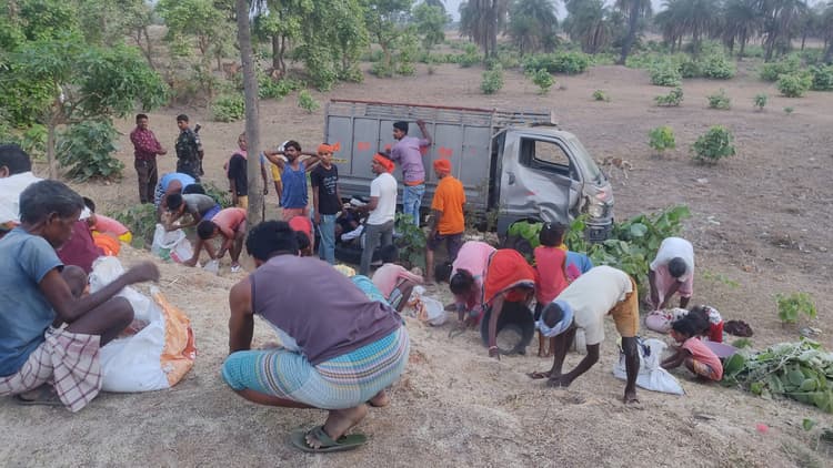 पूर्वी टुंडी में चावल लदा पिकअप वैन पलटा, चालक बचा