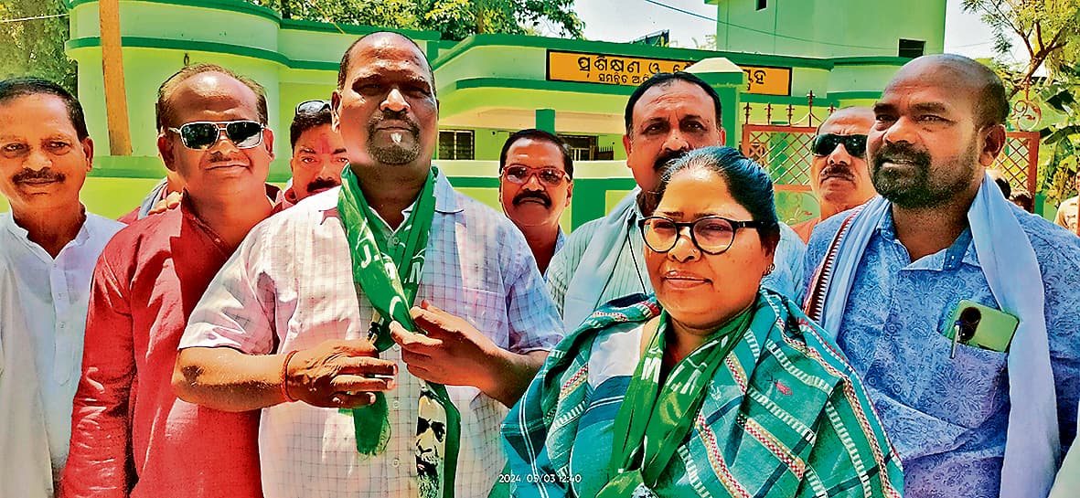 बिरमित्रपुर : झामुमो उम्मीदवार निहार सुरीन ने किया नामांकन, रैली में दिखायी ताकत