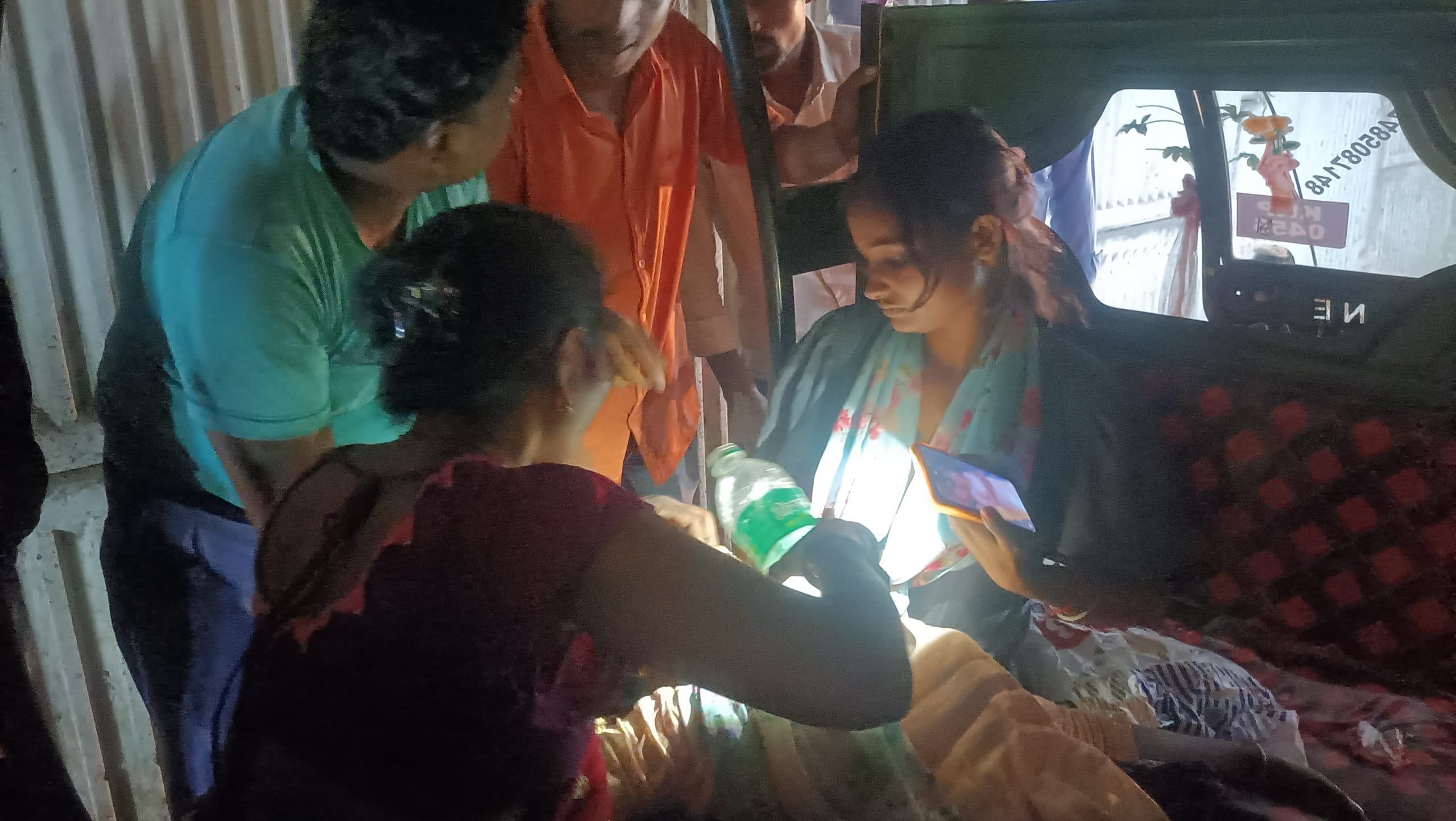 ई-रिक्शा पलटी, दो महिलाएं घायल